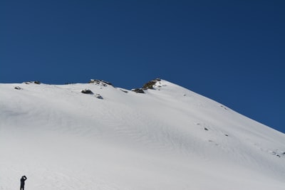冰雪覆盖下的山蓝天白天
